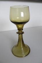 Aparte roemer van mosgroen glas, apart randje aan de voet., Antiek en Kunst, Ophalen of Verzenden