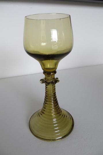 Aparte roemer van mosgroen glas, apart randje aan de voet. beschikbaar voor biedingen
