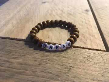 Naam armbandjes beschikbaar voor biedingen