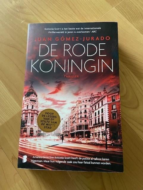 Antonia Scott - De rode Koningin - Juan Gómez-Jurado., Boeken, Ophalen of Verzenden, Gelezen