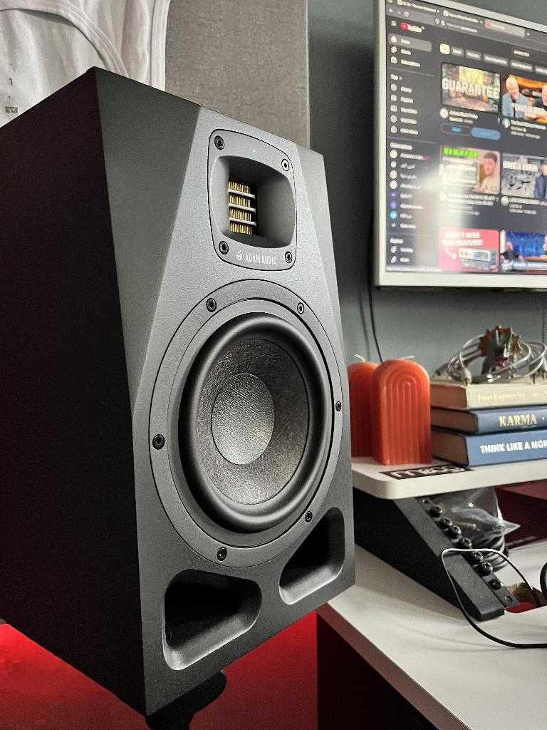 2 stuks Adam audio A7V studio monitors, Zo goed als nieuw, Minder dan 60 watt, Front, Rear of Stereo speakers, Ophalen