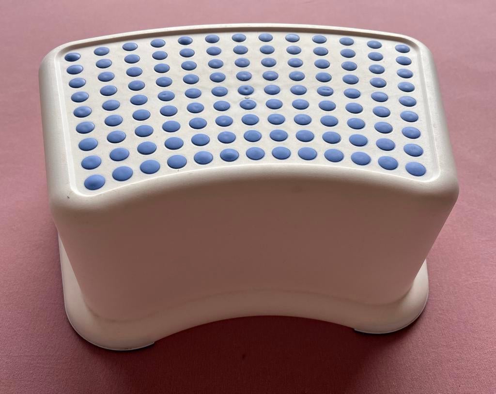 IKEA Opstapkrukje - Wit met blauwe antislip noppen, Ophalen of Verzenden, Gebruikt, Kunststof