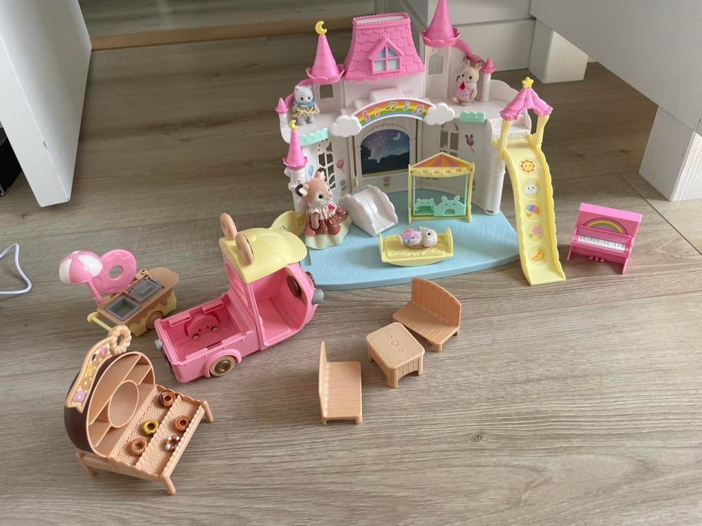 Sylvanian kleuterschool en donutkraam, Ophalen, Zo goed als nieuw, Poppenhuis