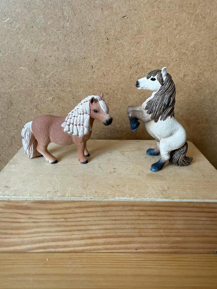 2x schleich pony - maat op foto - kunststof, Verzamelen, Poppenhuizen en Toebehoren, Zo goed als nieuw, Poppenhuis, Ophalen of Verzenden