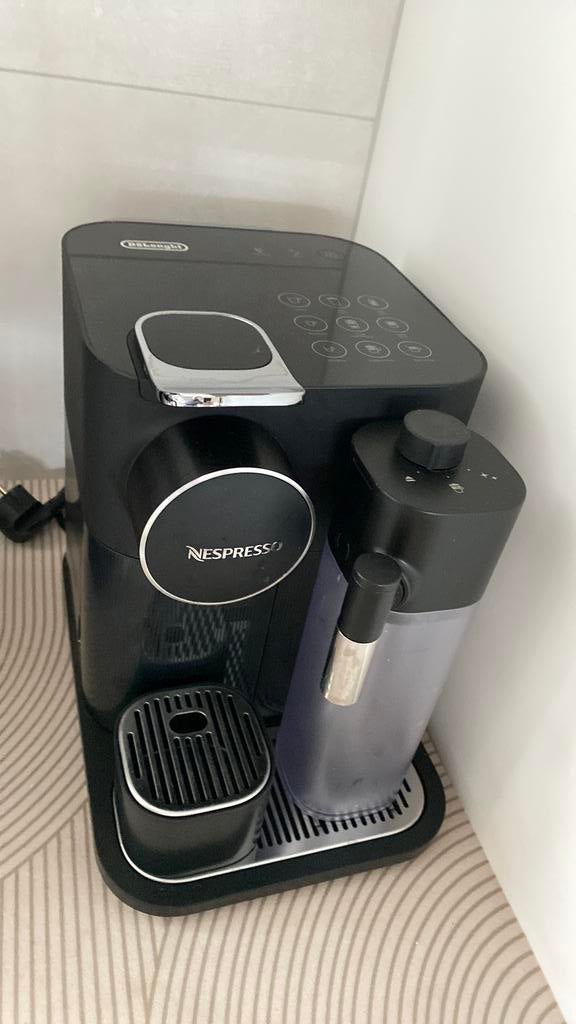Nespresso Gran Lattissima, Witgoed en Apparatuur, Koffiezetapparaten, Ophalen, Zo goed als nieuw, Koffiemachine