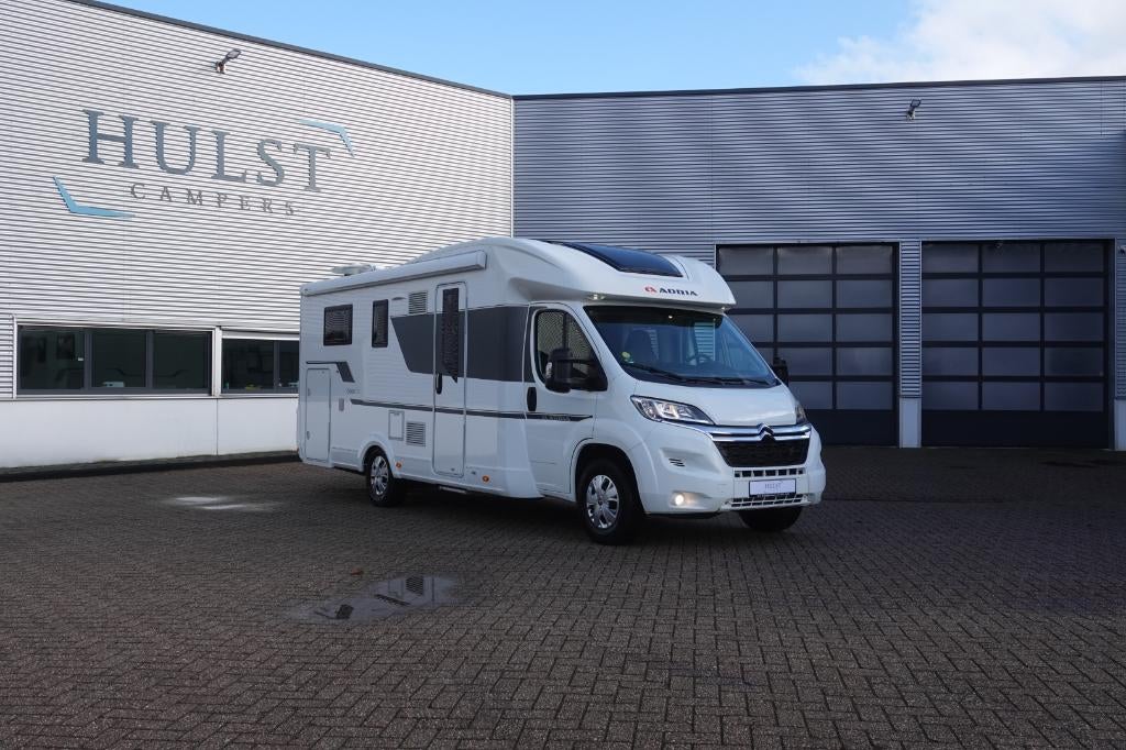 Adria Coral S 670 SL, Lengtebed, Vlakke vloer, 5 zitplaatsen, Caravans en Kamperen, 7 tot 8 meter, Bedrijf, Tot en met 3, Adria
