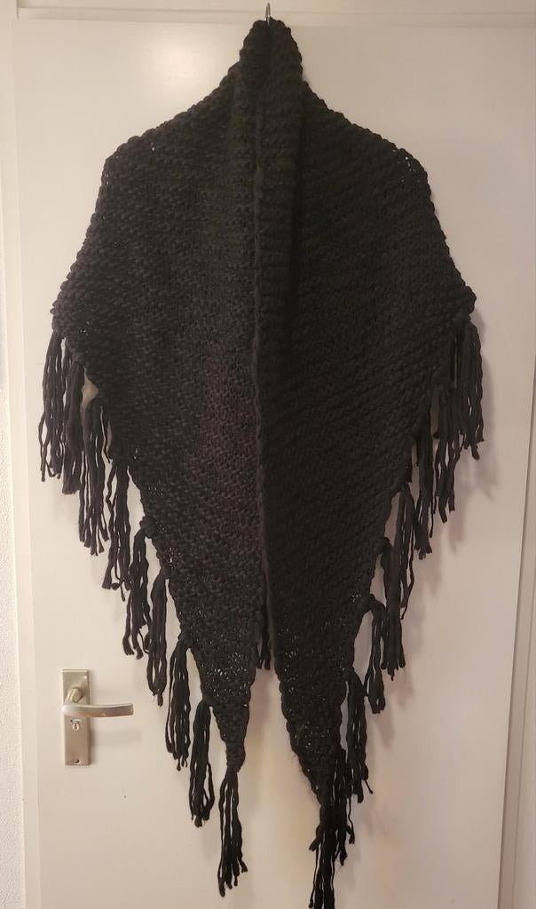 Zwarte gehaakte sjaal met franjes, Kleding | Dames, Mutsen, Sjaals en Handschoenen, Ophalen of Verzenden, Nieuw, Maat 46/48 (XL) of groter