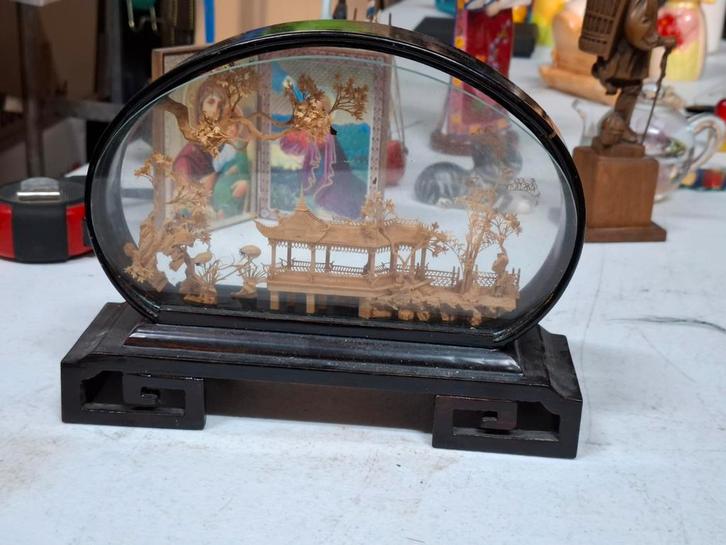 Oosterse miniatuur landschap in glazen koepel, Antiek en Kunst, Kunst | Designobjecten, Ophalen of Verzenden