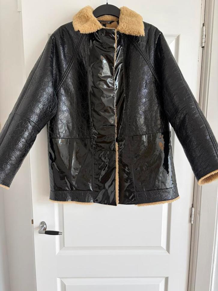Kassl Editions Hip Shearling Laquer Coat black jas zwart M, Kleding | Dames, Jassen | Winter, Zo goed als nieuw, Zwart, Ophalen of Verzenden