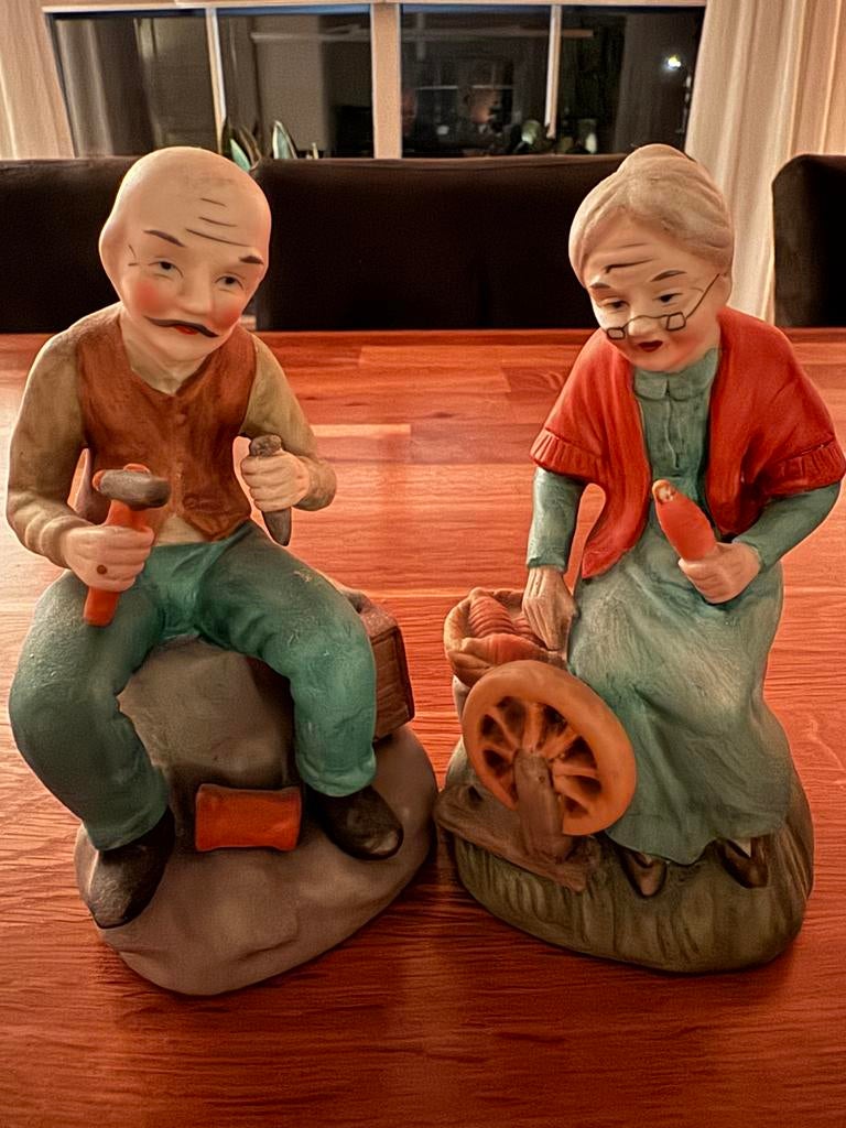 2 Nostalgische Biscuit Potterie Beeldjes Oude Ambachten, Verzamelen, Beelden en Beeldjes, Ophalen of Verzenden, Mens