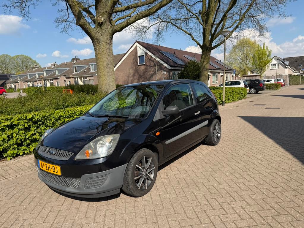 Ford Fiësta 1.3 8V 3DR 2008 Zwart met Airco, Auto's, 1299 cc, Stof, 40 €/maand, 4 cilinders