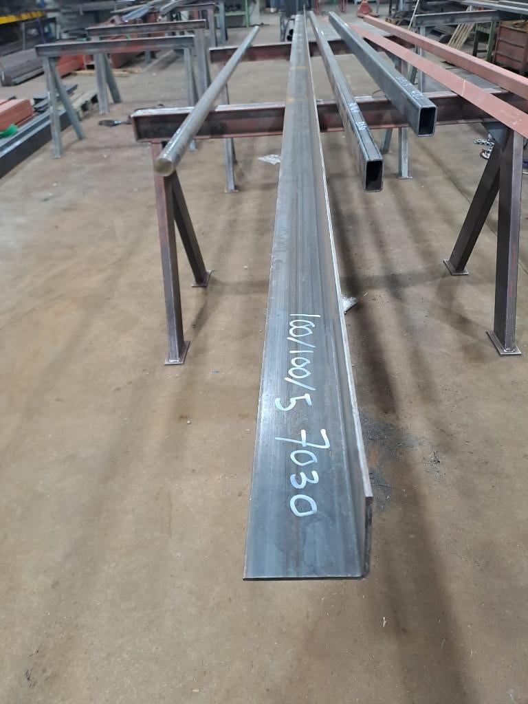 Koudgevormde hoek 100x100x5 lengte 7030mm, Ophalen, Zo goed als nieuw