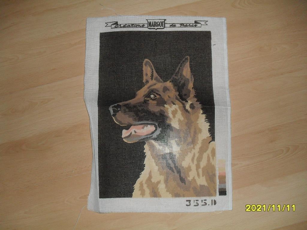 NIEUW Voorbedrukt stramien Herdershond in zwart. Heb Ook DMC, Hobby en Vrije tijd, Borduren en Borduurmachines, Ophalen of Verzenden