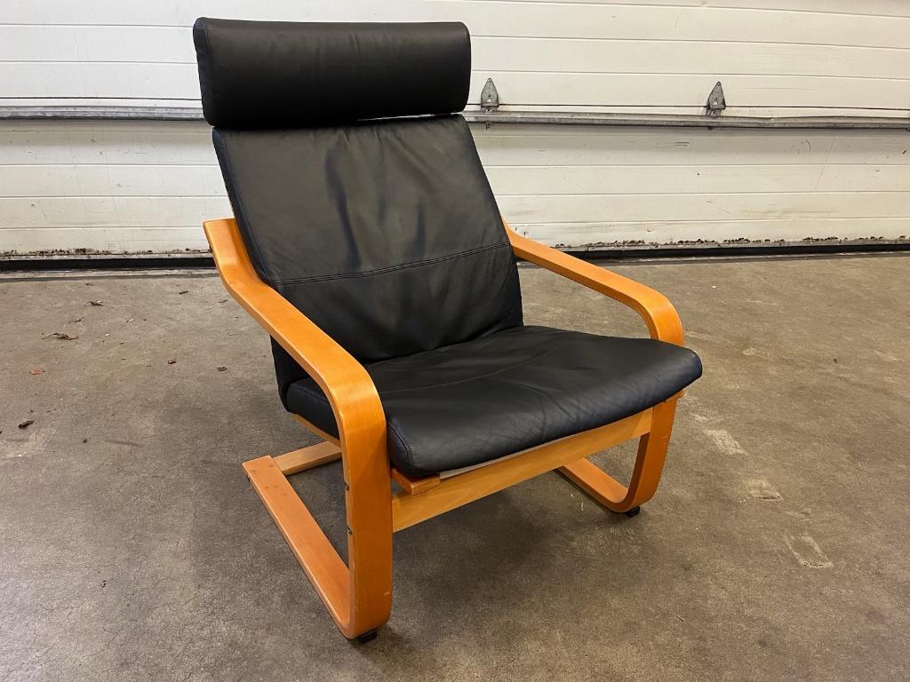 Ikea Poäng stoel bekleed met nieuw zwart leren kussen, Huis en Inrichting, Stoelen, Ophalen, Gebruikt, Zwart, Eén