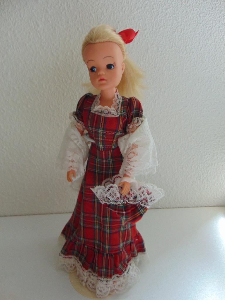 Prachtige Sindy in haar Tartan outfit, Verzamelen, Poppen, Ophalen of Verzenden, Gebruikt, Pop