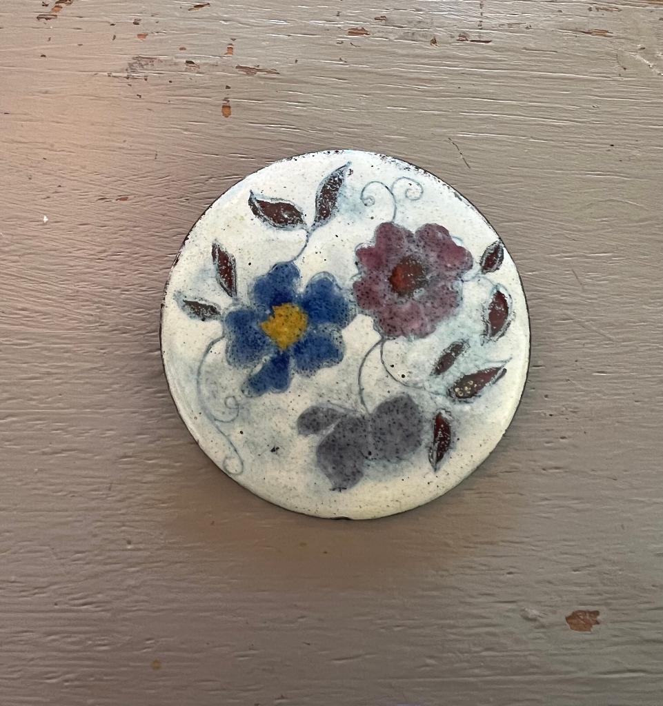 Vintage emaille ronde geëmailleerde broche met bloemmotief., Ophalen of Verzenden, Overige materialen, Broche