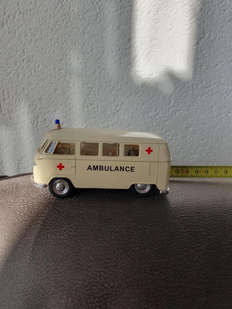 Volkswagen ambulance 1963 TI bus Welly, Hobby en Vrije tijd, Modelauto's | 1:18, Ophalen of Verzenden