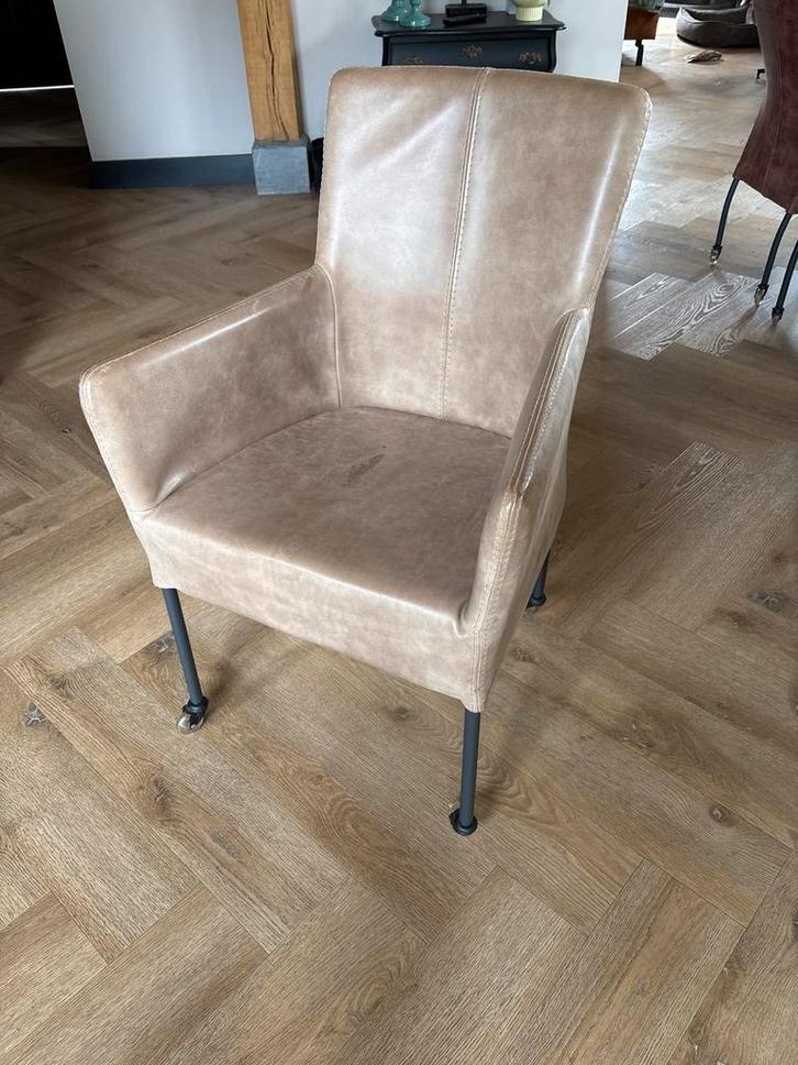 2 taupe leren eetkamer fauteuils op wieltjes, Huis en Inrichting, Fauteuils, Gebruikt, Leer, 50 tot 75 cm, Minder dan 75 cm, Ophalen