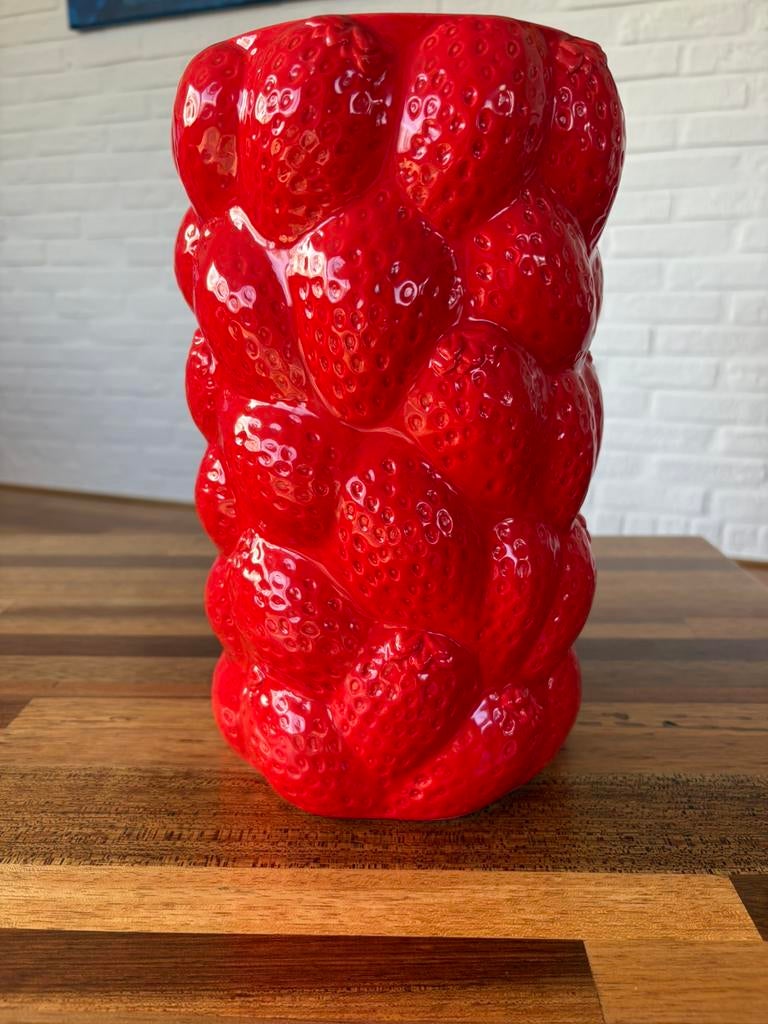 Aardbeien vaas., Overige kleuren, Aardewerk of Porselein, Ophalen of Verzenden, Zo goed als nieuw