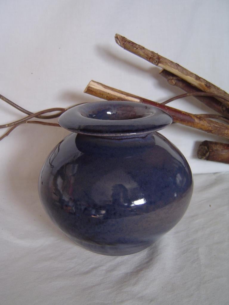 Vintage bolle blauwe aardewerken vaas jaren 80, Gebruikt, Blauw, Aardewerk of Porselein, Ophalen of Verzenden