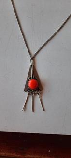 Oude ketting, Amsterdamse School met bloedkoraal., Ophalen of Verzenden, Overige materialen, Ketting, Met edelsteen