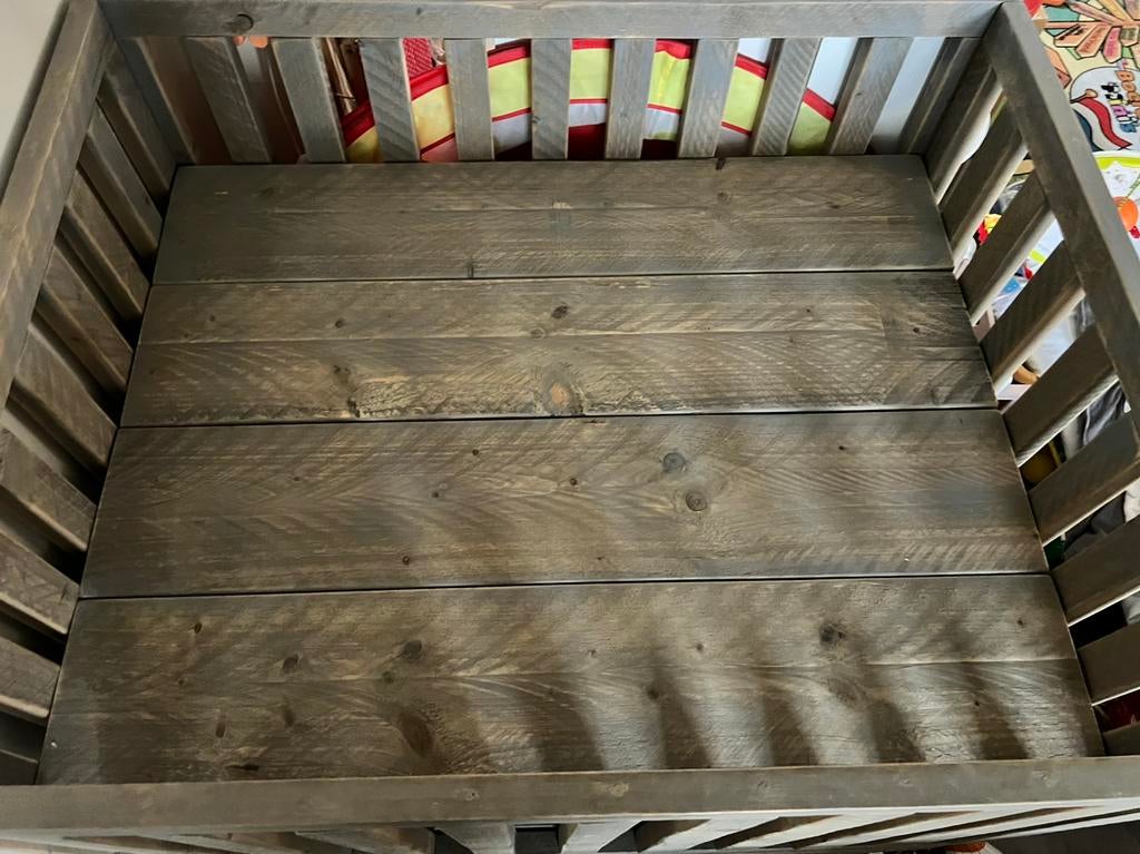 Robuuste houten babybox met lade | Massief hout, Kinderen en Baby's, Boxen, Zo goed als nieuw, Lade, Ophalen