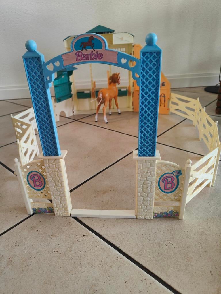 Barbie Inklapbare Stal Mattel - met paard. Jaren 80 Vintage, Ophalen of Verzenden, Gebruikt, Jongen of Meisje