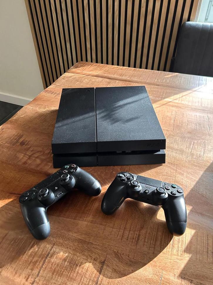 Te koop. PS4 met 2 controllers + spellen, Spelcomputers en Games, Spelcomputers | Sony PlayStation 4, Zo goed als nieuw, Original