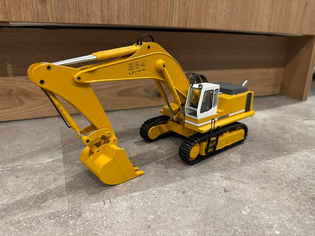 Liebherr 984 Litronic rups graafmachine, Hobby en Vrije tijd, Modelauto's | 1:50, Zo goed als nieuw, Hijskraan, Tractor of Landbouw