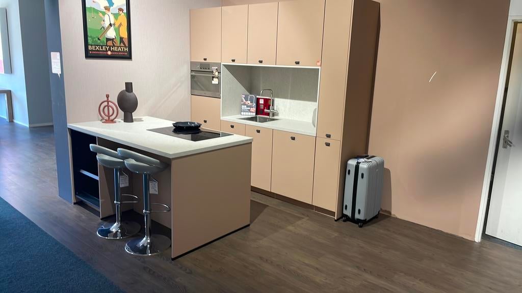 Showroom keuken eiland koraal, Huis en Inrichting, Keuken | Complete keukens, Ophalen, Zo goed als nieuw, Overige typen