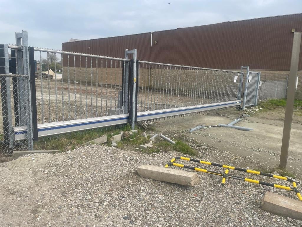 Te koop Heras schuifpoorten 6, 8 en 12 meter doorgang, Ophalen, Met poort, Gebruikt, Spijlenhekwerk