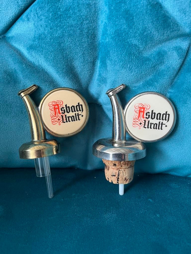 Set van 2 vintage Asbach Uralt schenktuiten, Verzamelen, Gebruiksvoorwerp, ?, Zo goed als nieuw, ?