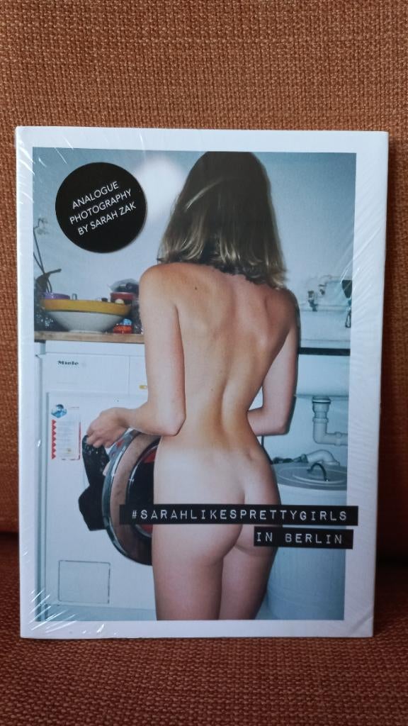 Sarah likes pretty girls in Berlin - Sarah Zak (nieuw), Fotografen, Nieuw, Ophalen of Verzenden, Sarah Zak