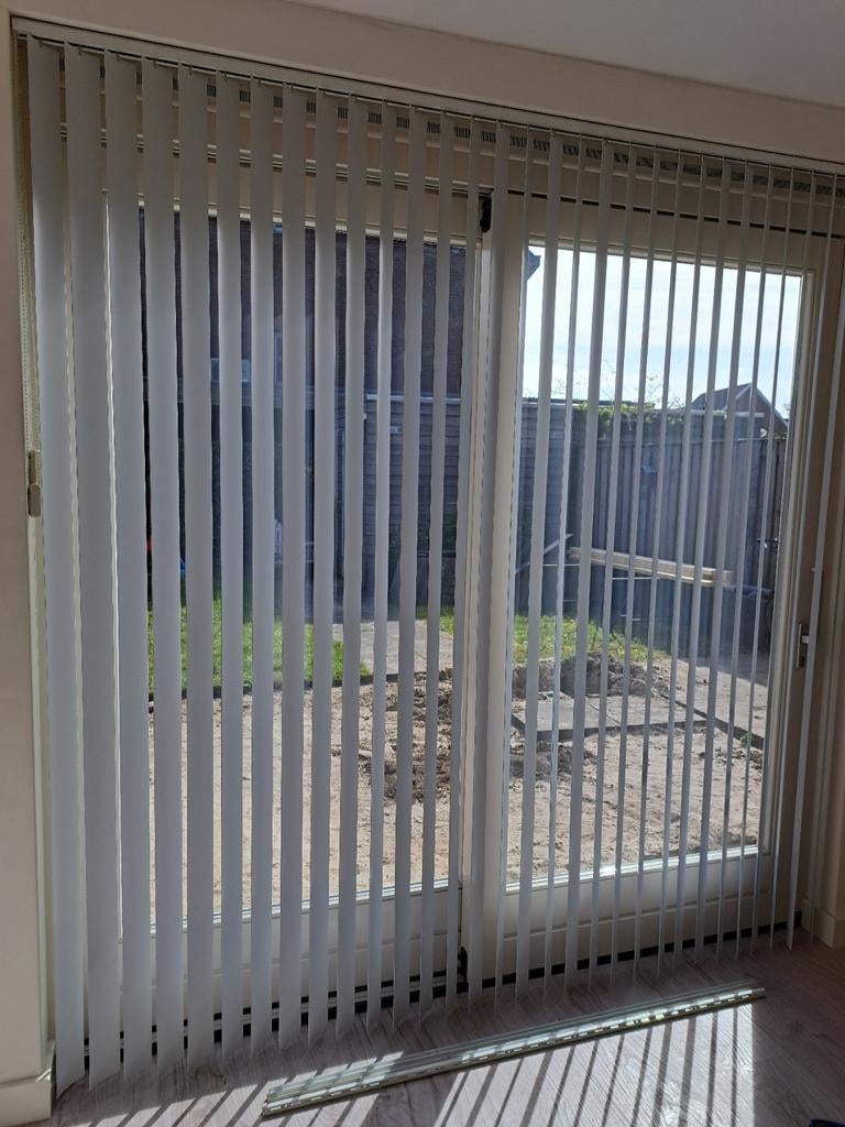 Witte verticale lamellen / lamelgordijn - 237x246 cm, Huis en Inrichting, Stoffering | Gordijnen en Lamellen, Gebruikt, 200 cm of meer