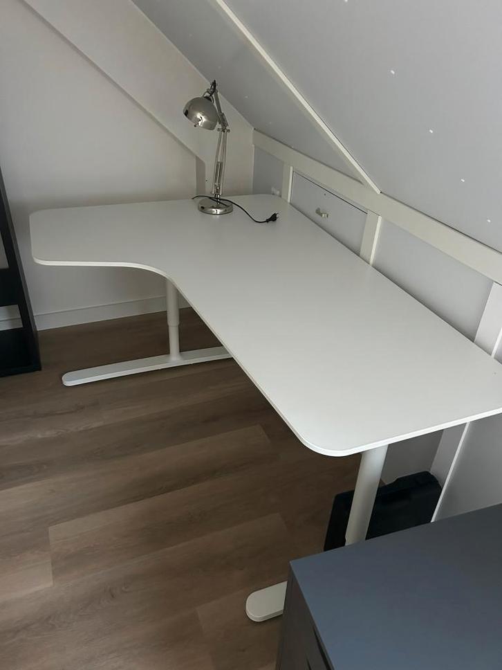 Ikea Bekant Hoekbureau Wit (links), Huis en Inrichting, Bureaus, Zo goed als nieuw, Bureau, In hoogte verstelbaar, Ophalen