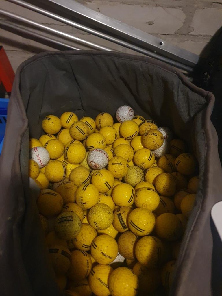 Grote partij oefen golfballen (geel en wit), Sport en Fitness, Golf, Ophalen of Verzenden