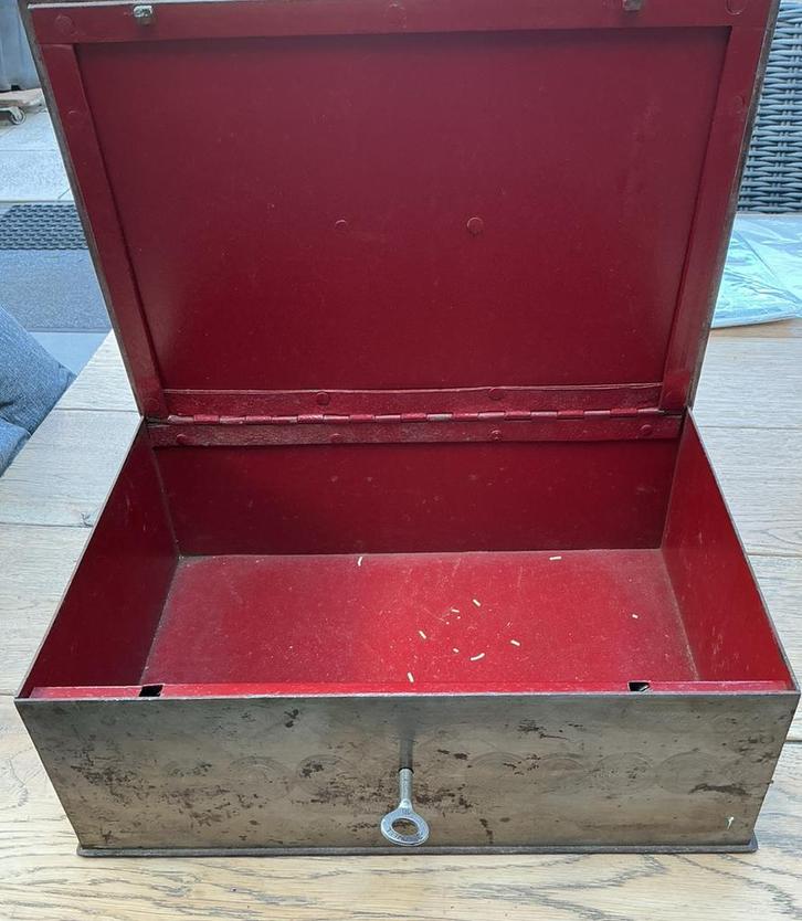 Brocante, antieke Brandkast/kist….geldkist staal, Antiek en Kunst, Antiek | Overige Antiek, Ophalen