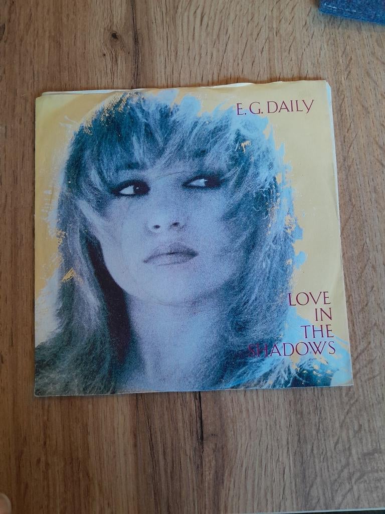 E.G.daily 7 inch love in the shadows, Ophalen of Verzenden, Zo goed als nieuw, Pop