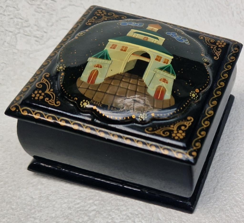 Verfijnd origineel Russisch lakdoosje, gesigneerd, Ophalen of Verzenden