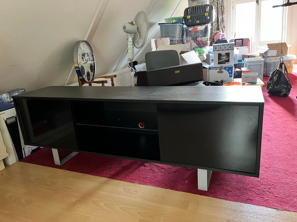 Zwart tv meubel met vak, glasplaat en kastjes, Huis en Inrichting, Kasten | Televisiemeubels, Ophalen, Overige materialen, Gebruikt