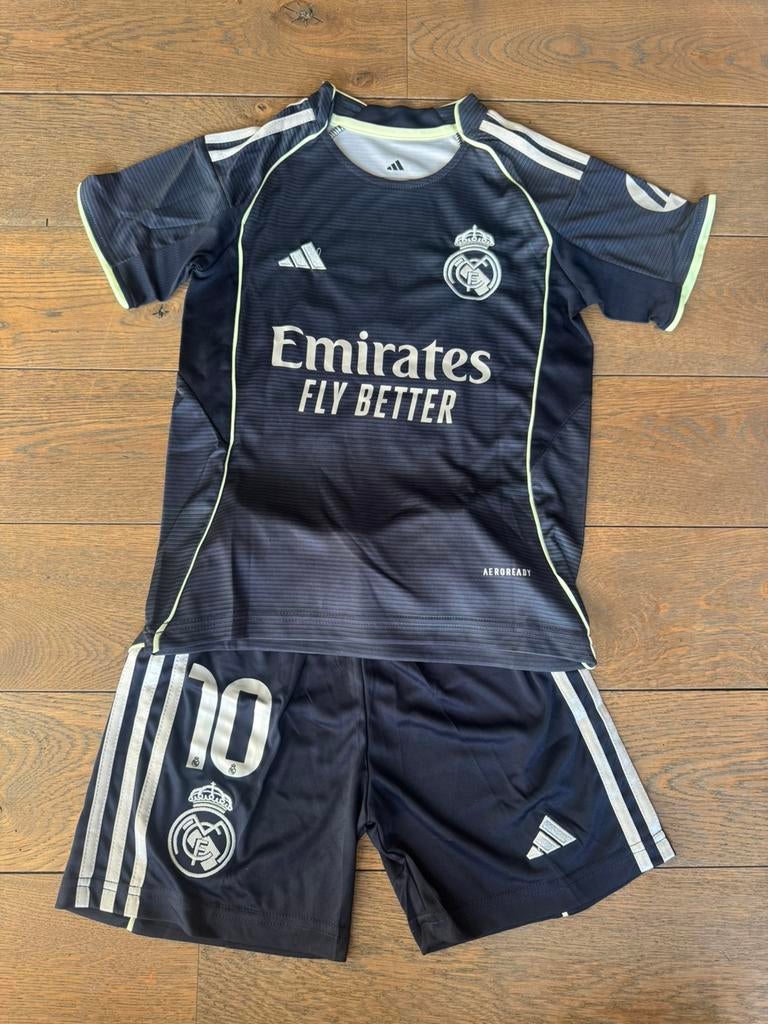 Nieuw uit tenue Real Madrid Luka Modric 2025-2026, Maat XS of kleiner, Ophalen of Verzenden, Zo goed als nieuw, Set