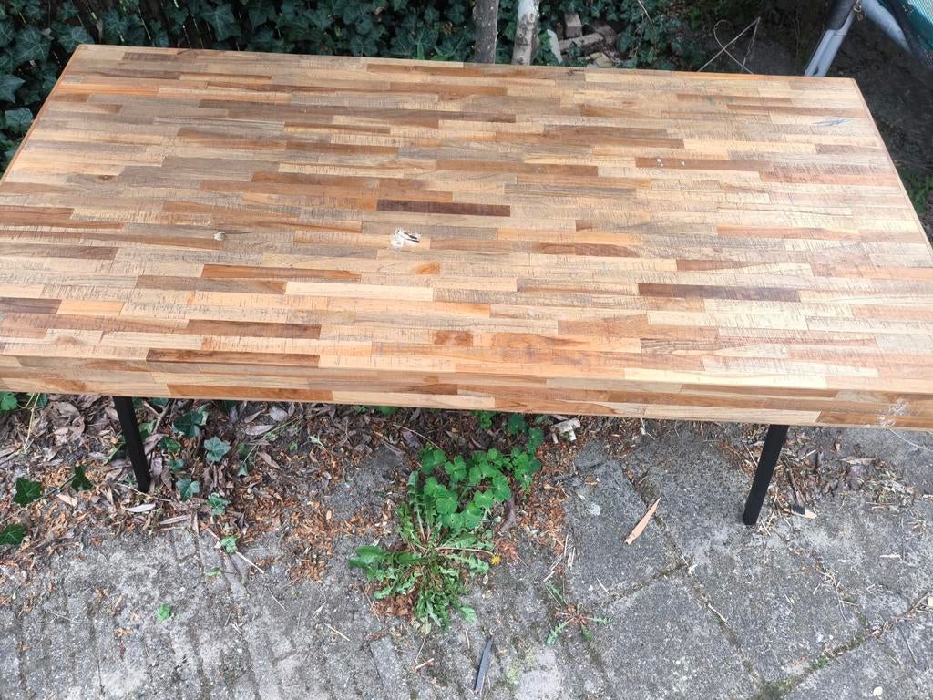 Houten eettafel met stalen poten en brandgat, Ophalen of Verzenden, Gebruikt, Overige houtsoorten