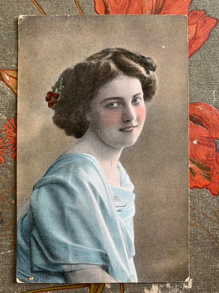 Dame in blauwe jurk (JJ), Ophalen of Verzenden, Voor 1920, Gelopen, Overige thema's