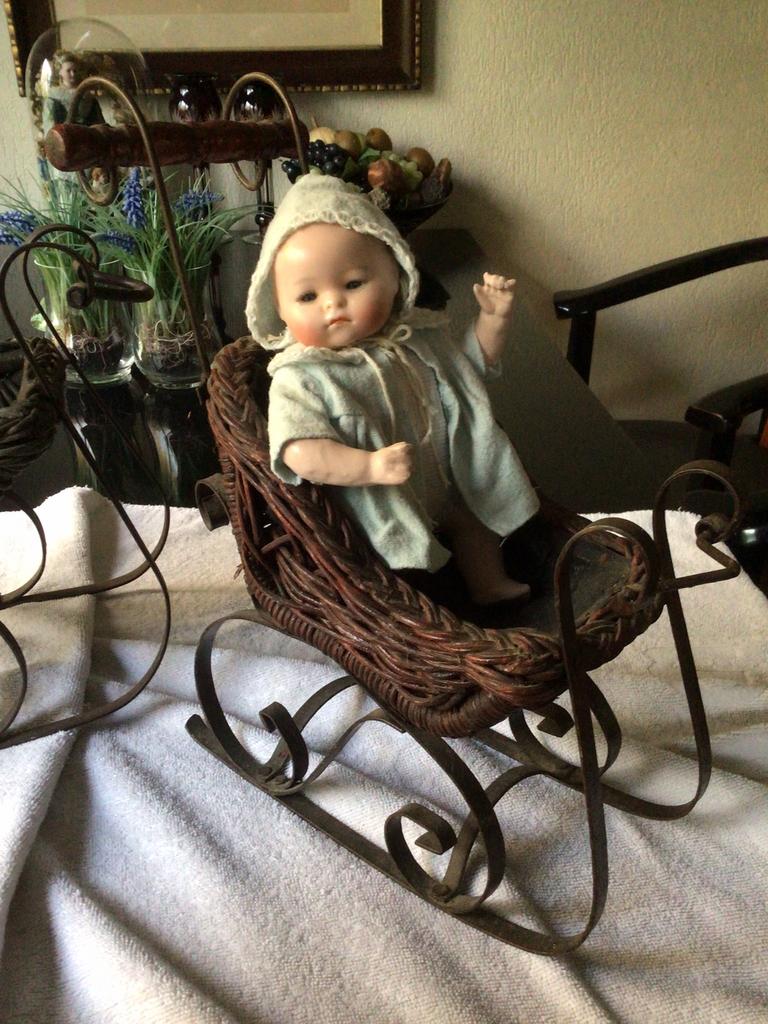 🌿 Pop ,2 “VINTAGE POPPEN SLEEËN MET RIETEN MAND”🌿, Verzenden