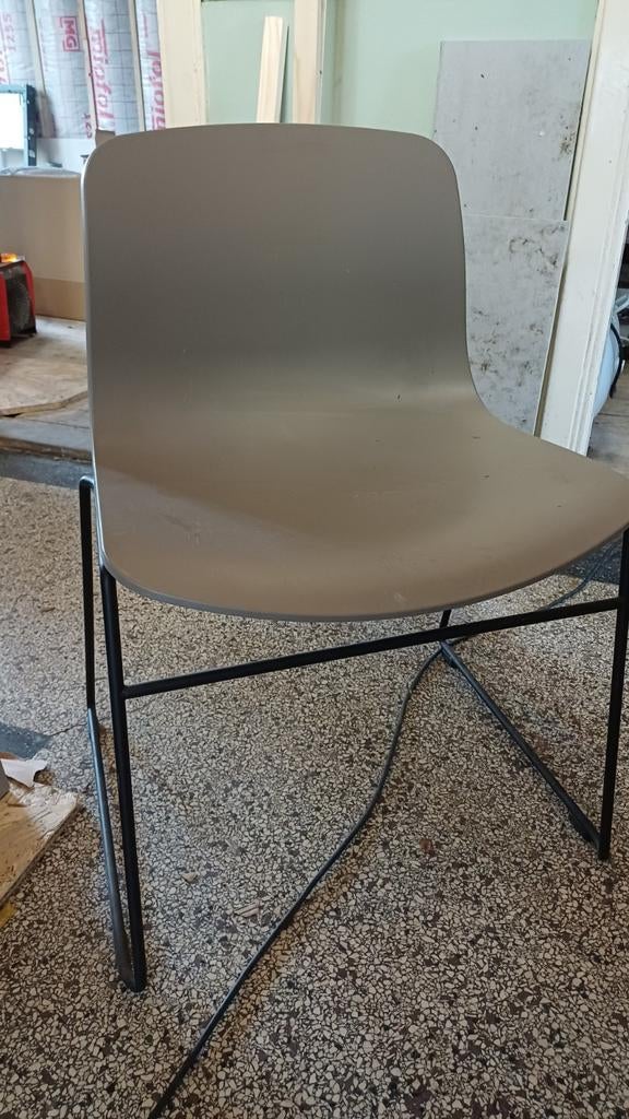 Grijze Hay stoel met gebruikssporen RUILEN, Huis en Inrichting, Gebruikt, Ophalen of Verzenden, Metaal, Eén