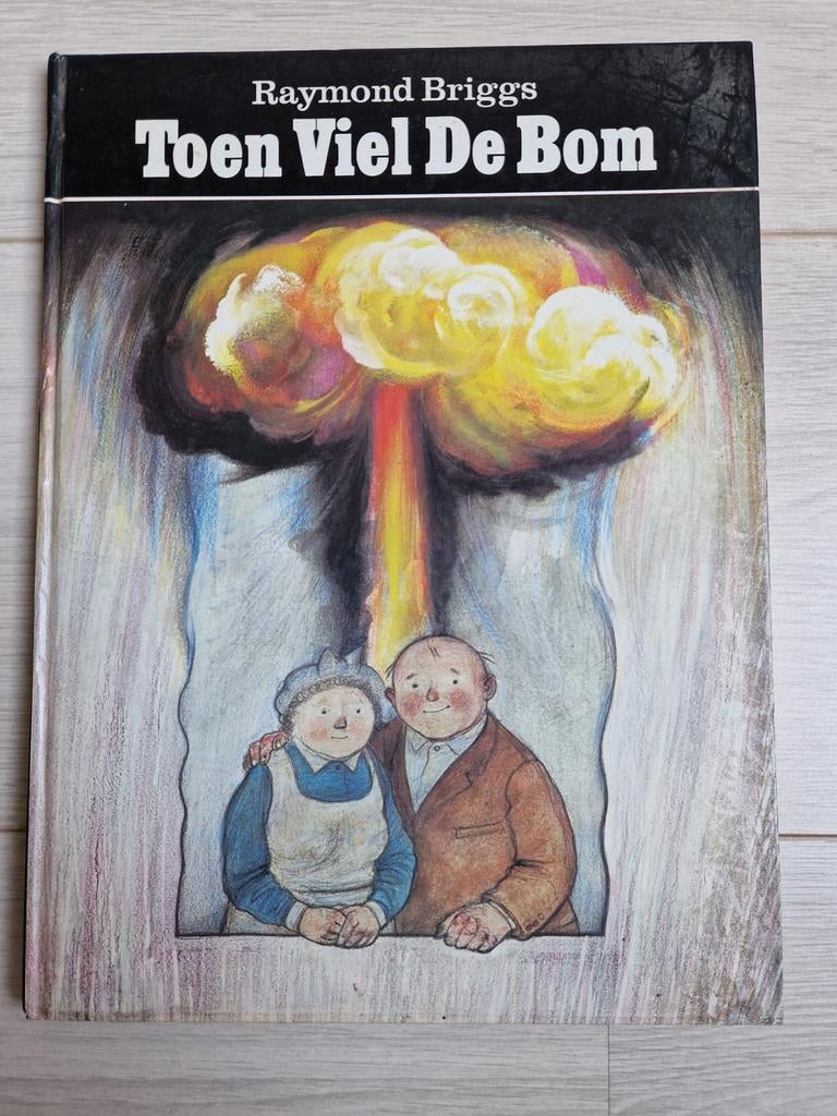 1983 hardcover en toen viel de bom graphic novel strip, Eén comic, Ophalen of Verzenden, Zo goed als nieuw, Europa