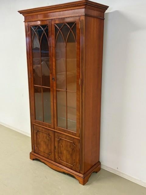 Display Cabinet / Vitrinekast in taxus, Ophalen, Glas, 50 tot 100 cm, Engels / Klassiek