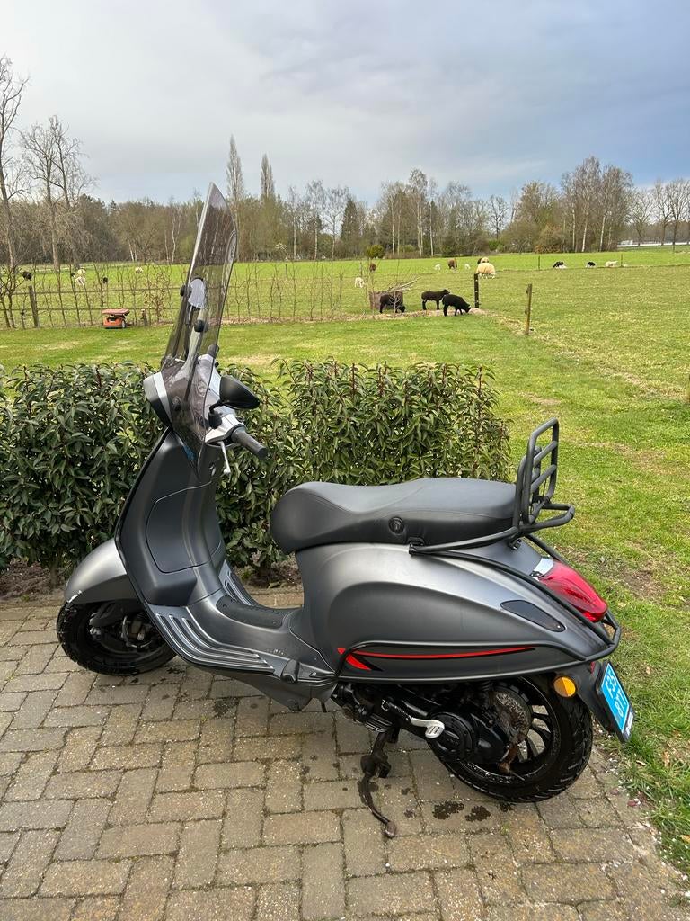 Mat grijze Vespa Sprint te koop, Fietsen en Brommers, Scooters | Vespa, Ophalen, Gebruikt, Vespa S, Benzine
