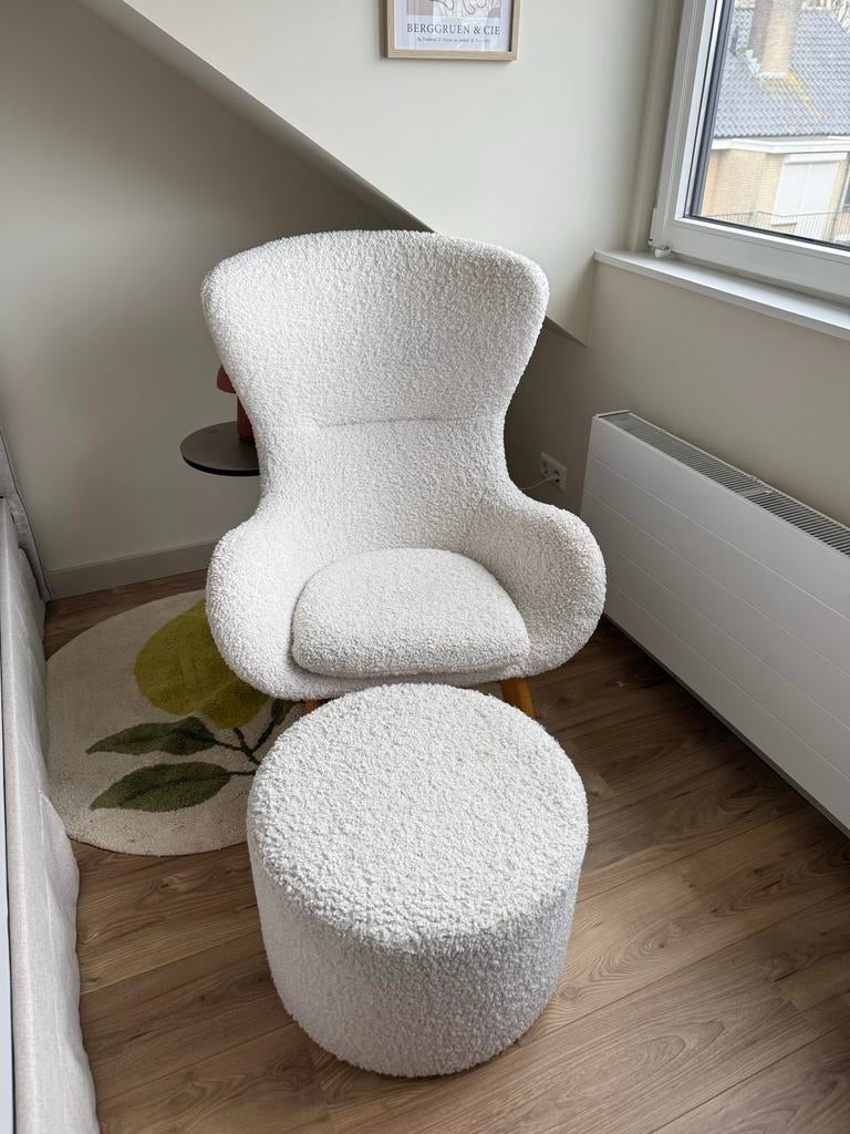 Westwing Bouclé Stoel met Poef - cream/wit, Huis en Inrichting, Stoelen, Ophalen, Wit, Zo goed als nieuw, Eén