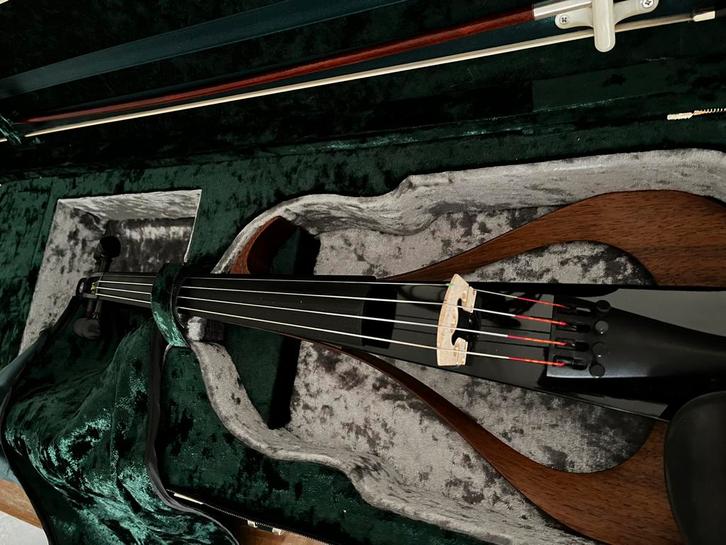 Elektrische viool inclusief 2 strijkstokken en koffer, Muziek en Instrumenten, Strijkinstrumenten | Violen en Altviolen, Zo goed als nieuw